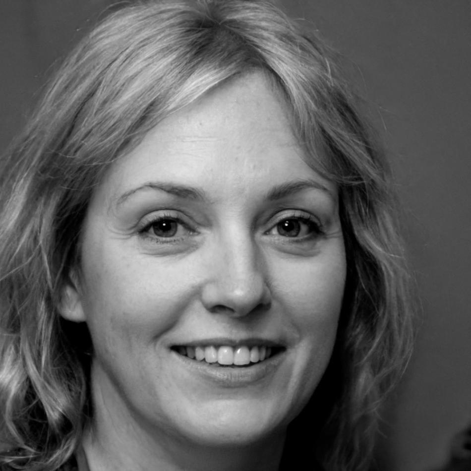 Mitarbeiterin bei nuvoriantha in entspannter Arbeitsatmosphäre